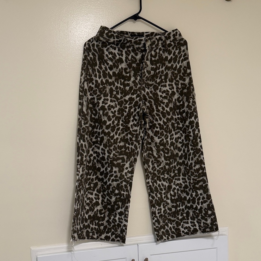 Wide leg leopard crops